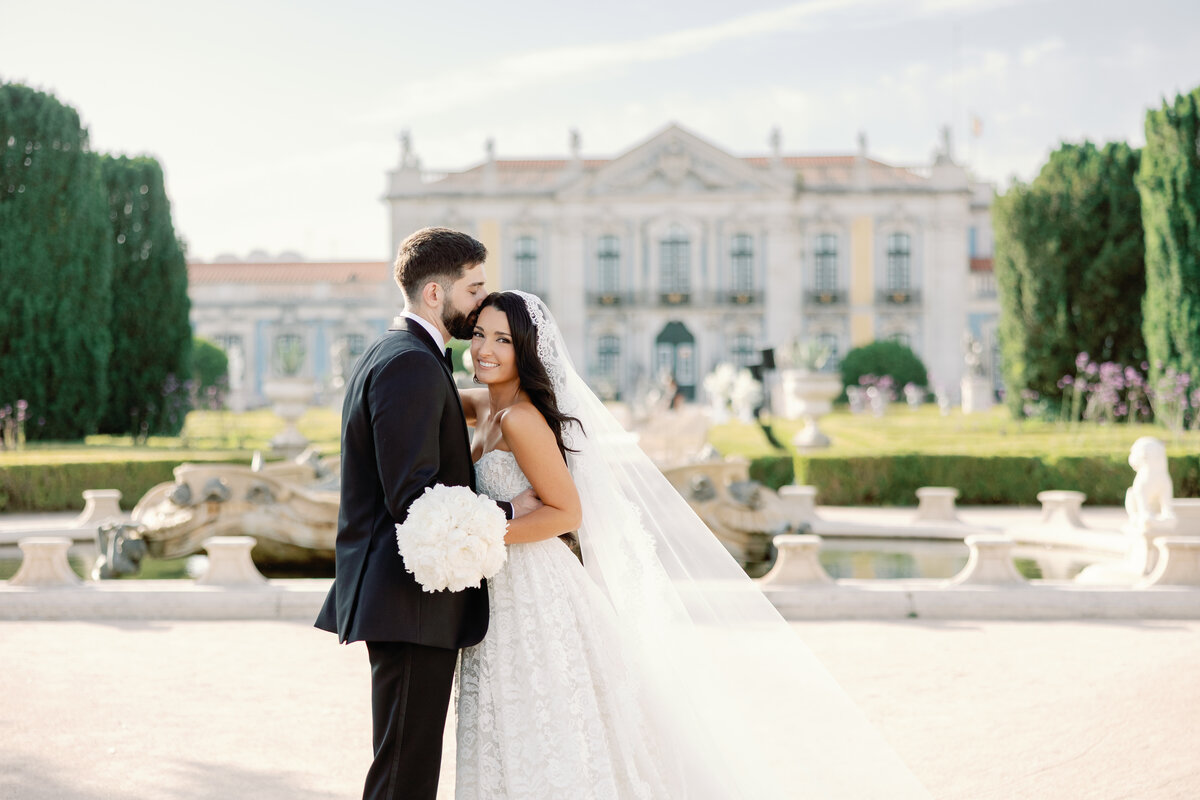 J.R. kissing Mackenzie's forehead in front of Palácio de Queluz