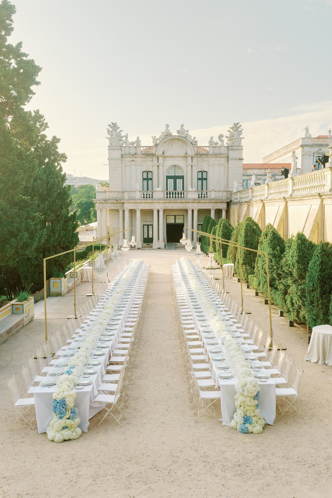 Symmetrical view of the reception tables facing the palace entrance